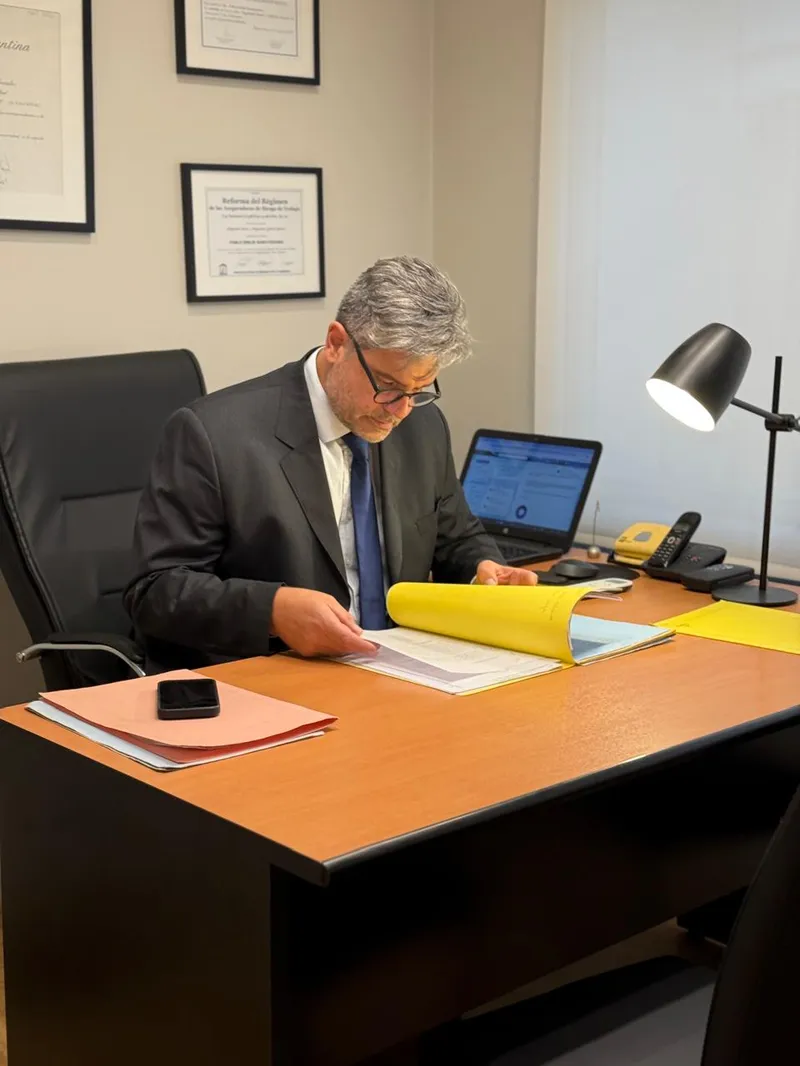 Dr. Pablo Garaycochea, abogado especialista en Derecho del Trabajo revisando expedientes en AMBA
