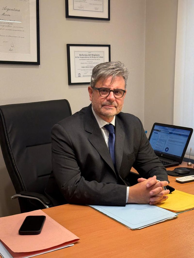 Dr. Pablo Garaycochea, abogado especialista en derecho laboral en CABA, frente al logo del Estudio G&Q &mdash; Laborales
